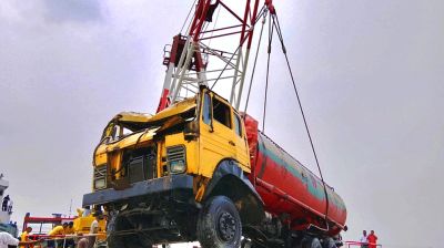 নদীতে ডুবে যাওয়া তেলবাহী লরী উদ্ধার