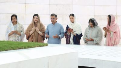 বাবা-মায়ের কবর জিয়ারত করলেন প্রধানমন্ত্রী