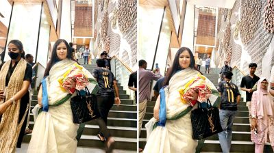 ফ্রি ব্যাগ না পেয়ে আড়ং থেকে কাপড় হাতে বের হলেন রুমিন ফারহানা