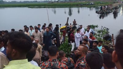 দেওয়ানগঞ্জে সেতু ভেঙে নদীতে শতাধিক মানুষ, ৩ শিশুর মৃত্যু