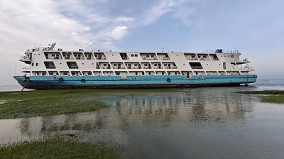 ঝড়ের কবলে নিয়ন্ত্রণ হারিয়ে ডুবোচরে আটকা লঞ্চ