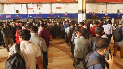 কমলাপুর স্টেশনে ঘরমুখো মানুষের উপচেপড়া ভিড়  