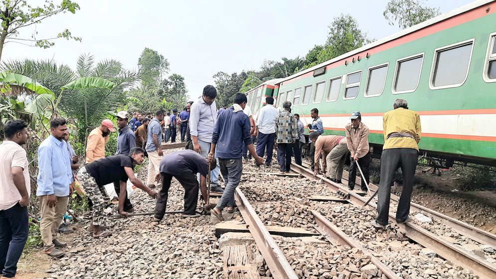 নীলসাগর দুর্ঘটনায় স্টেশন মাস্টার ও ২ চালক বরখাস্ত