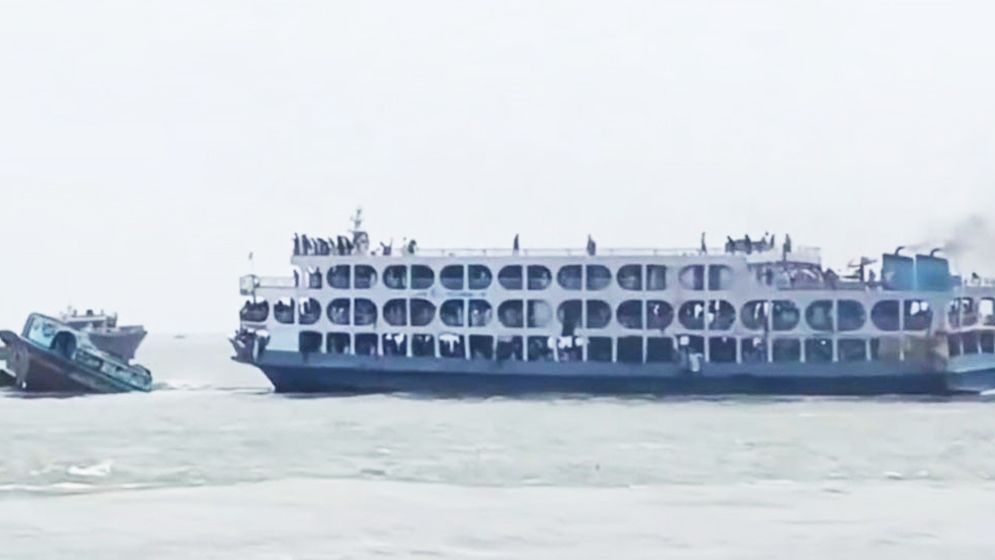 লঞ্চের সঙ্গে সংঘর্ষে বালুবাহী বাল্কহেড ডুবে গেছে