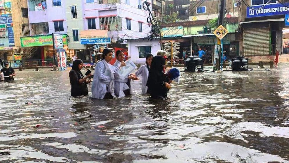 তিন ঘণ্টার বৃষ্টিতে জলাবদ্ধ চট্টগ্রাম নগরী