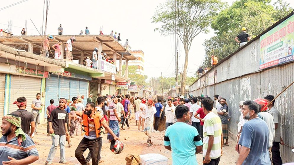 দুদিন ধরে সংঘর্ষে জড়িয়ে ৯ গ্রামের মানুষ, শতাধিক আহত