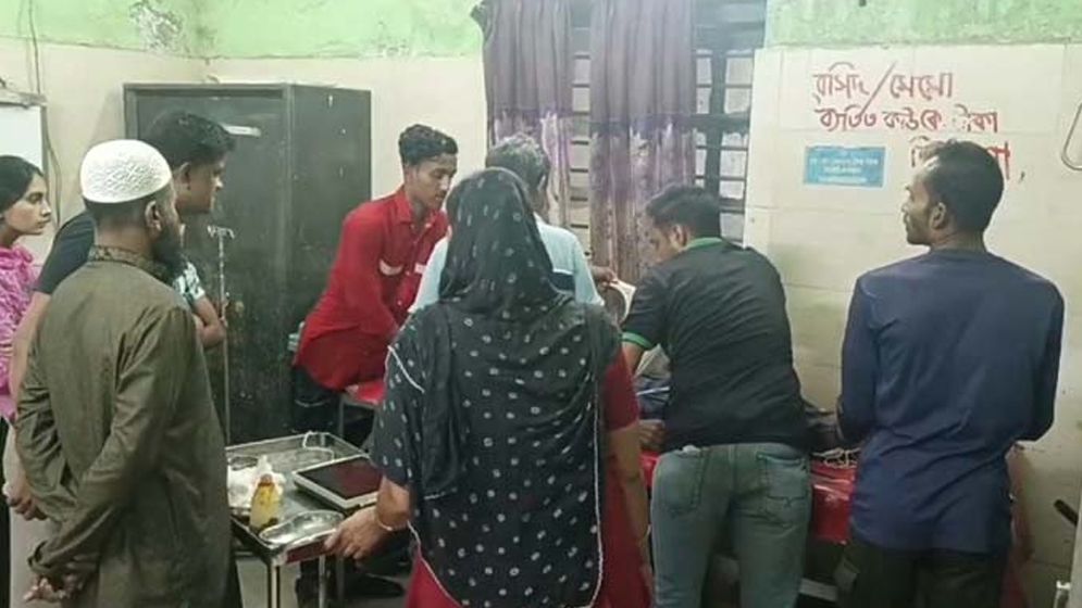 দুই বাসের মাঝখানে চাপা পড়ে হকার নিহত