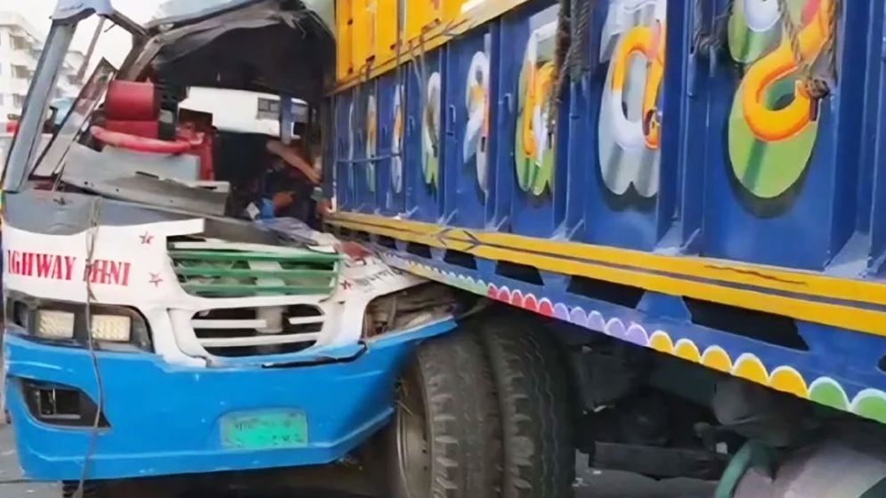 গাজীপুরে দাঁড়িয়ে থাকা ট্রা‌কে বা‌সের ধাক্কা, নিহত ২