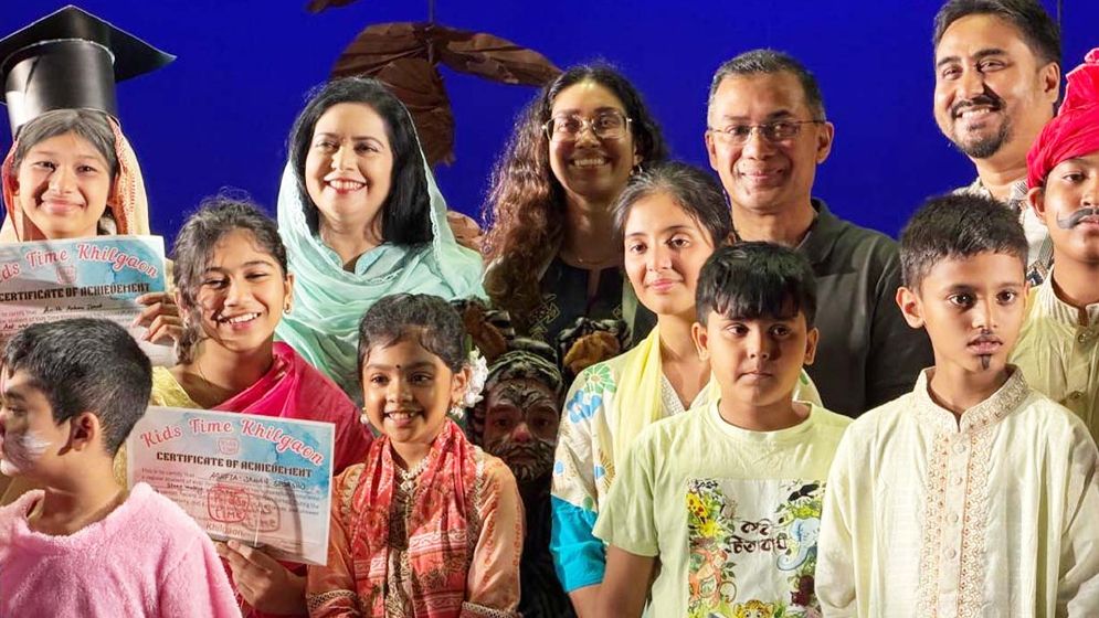 সপরিবারে শিশুদের মঞ্চনাটক দেখলেন প্রধানমন্ত্রী