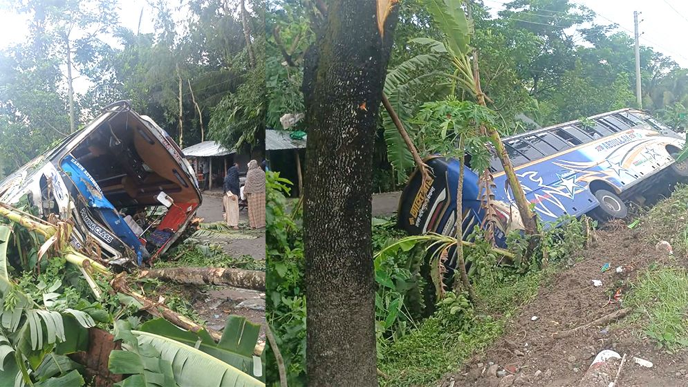 ভারি বৃষ্টিতে যাত্রীবাহী বাস খাদে, আহত অন্তত ২০