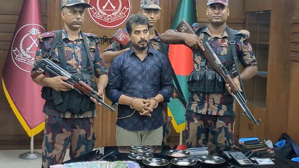 ৬ কোটি টাকার ডায়মন্ডসহ ভারতীয় নাগরিক আটক