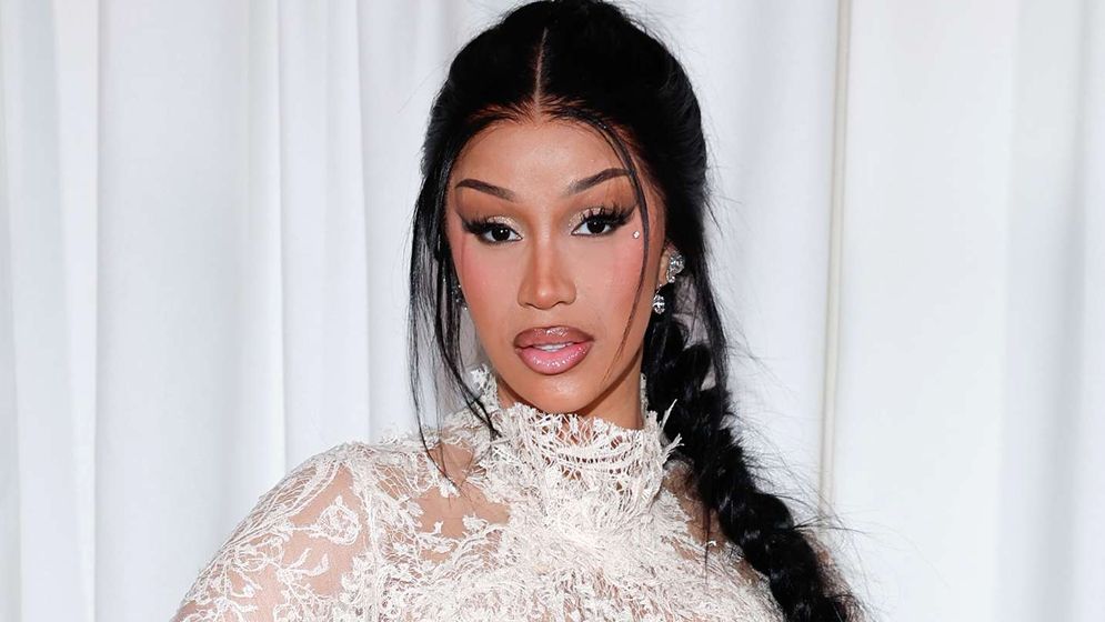 গায়িকার হারানো ক্রেডিট কার্ড থেকে মুহূর্তেই উধাও ৭৩ লাখ টাকা 