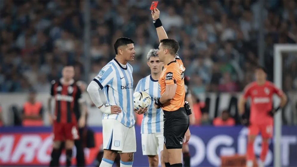 রেফারিকে 'কাপুরুষ' বলে ৬ নম্বর লালকার্ড দেখলেন আর্জেন্টিনার ফুটবলার 