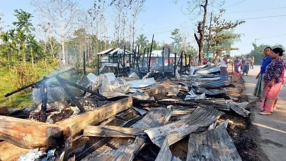 দীঘিনালায় ভয়াবহ অগ্নিকাণ্ডে পুড়ল ৯ দোকান, ক্ষতি ১৭ লাখ টাকা