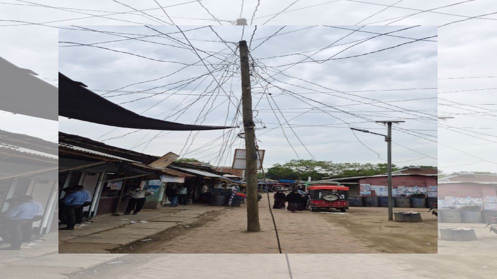 আত্রাইয়ে দুই যুগ ধরে রাস্তায় বৈদ্যুতিক খুঁটি, ভোগান্তিতে জনসাধারণ