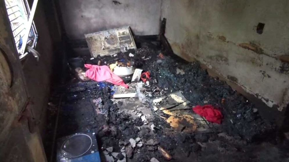 বাড়িতে আগুন, মেঝেতে মিললো স্বামী-স্ত্রীর দগ্ধ মরদেহ 