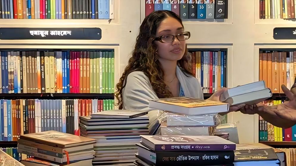 হঠাৎ বাতিঘরে জাইমা রহমান, সংগ্রহ করলেন পছন্দের বই  