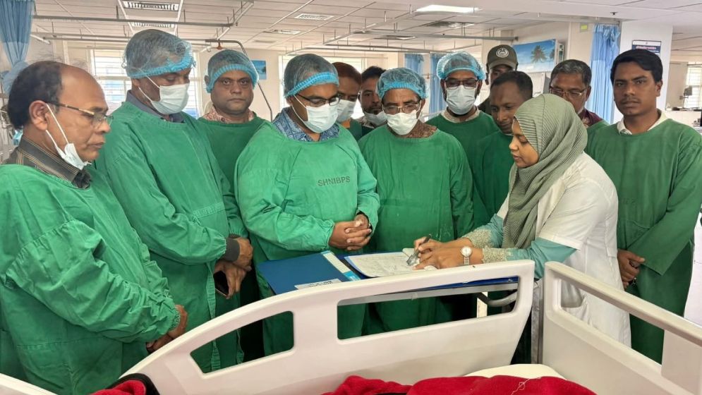 দগ্ধ শিশু লামিয়ার চিকিৎসার দায়িত্ব নিলেন ড. মারুফ