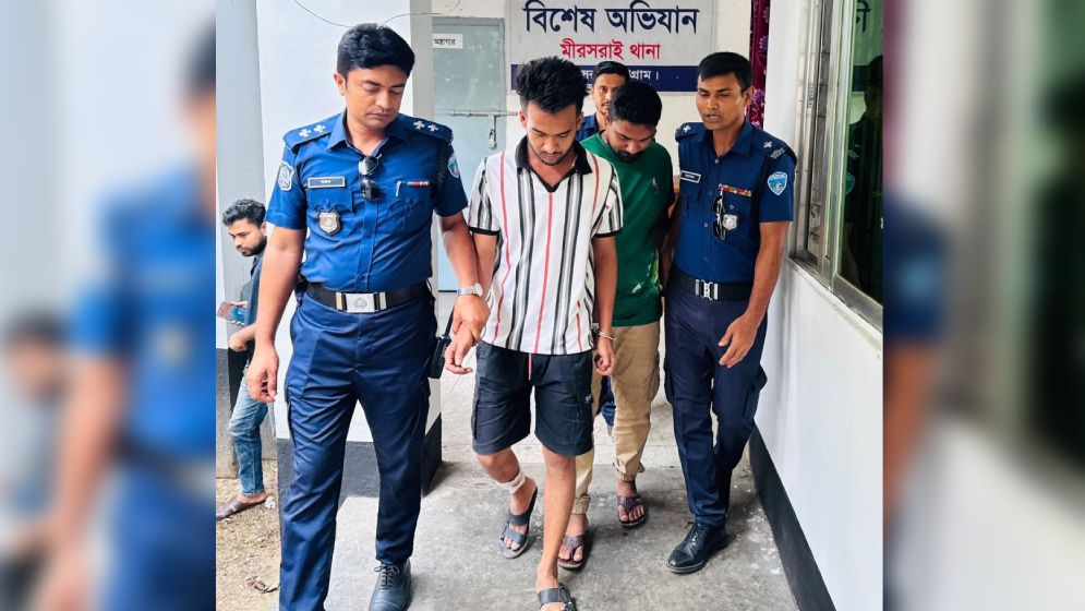 ব্যবসায়ীকে কুপিয়ে টাকা লুট, সেনাসদস্যসহ গ্রেপ্তার ২