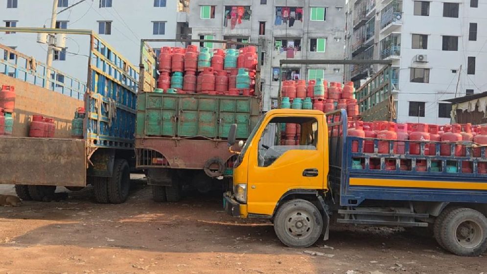অবৈধ মজুত ও চড়া দামে গ্যাস বিক্রি, তিন প্রতিষ্ঠানকে জরিমানা