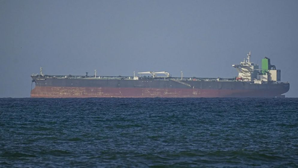  মার্কিন অবরোধ উপেক্ষা করে হরমুজ প্রণালি পার হলো চীনের তেলবাহী জাহাজ