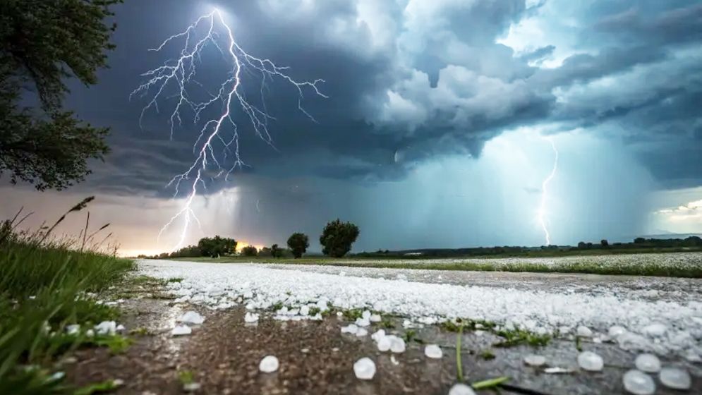 ৭ বিভাগে বজ্রসহ শিলাবৃষ্টির আভাস, কমতে পারে তাপমাত্রা