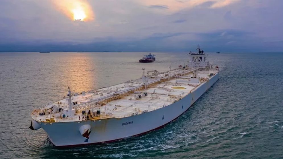 যুক্তরাষ্ট্রের নৌ অবরোধ ভাঙল ইরানের তেলবাহী জাহাজ