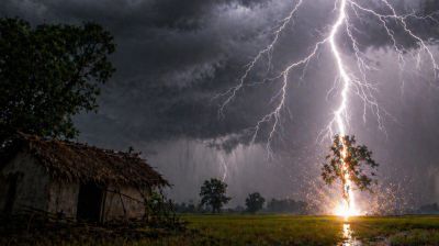 বরিশালে বজ্রপাতে শিক্ষকসহ ১৬ জন আহত 