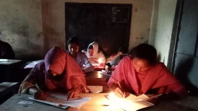 মোমবাতি জ্বালিয়ে এসএসসি পরীক্ষা