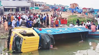 ফেরিতে ওঠার সময় ট্রাক নদীতে, নিহত ১