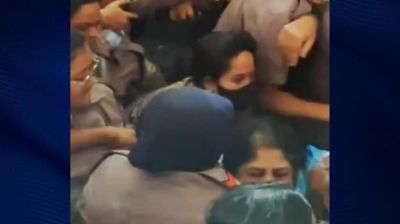 আদালতের সিঁড়িতে পড়ে আহত শিরীন শারমিন