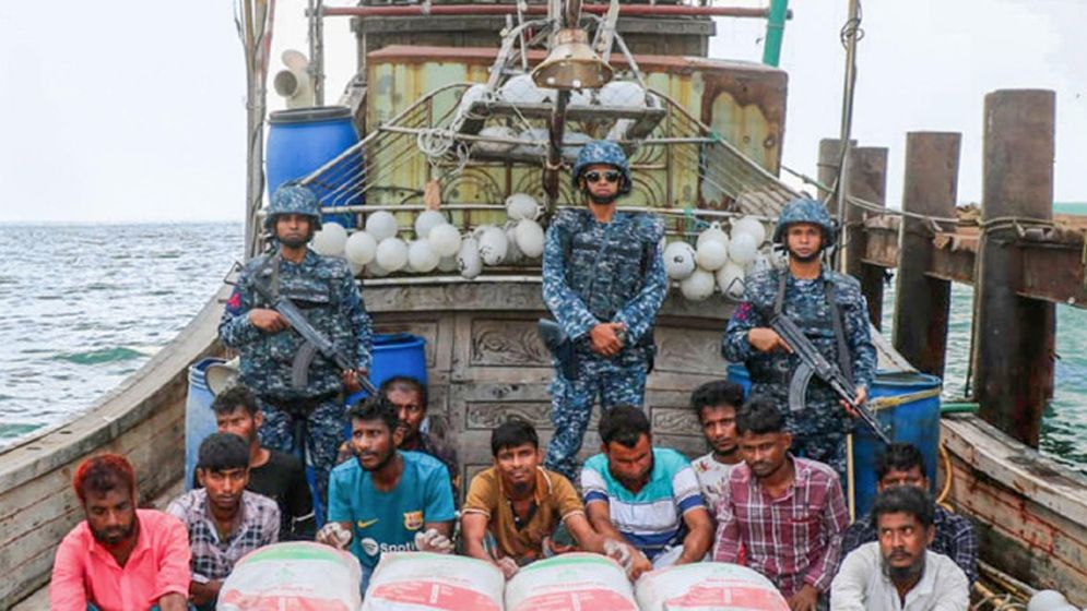 মিয়ানমারে পাচারকালে সিমেন্টবোঝাই বোট জব্দ, গ্রেপ্তার ১১