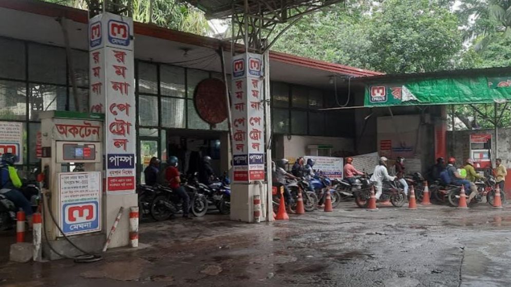 তেল আছে, নেই ক্রেতার ভিড়