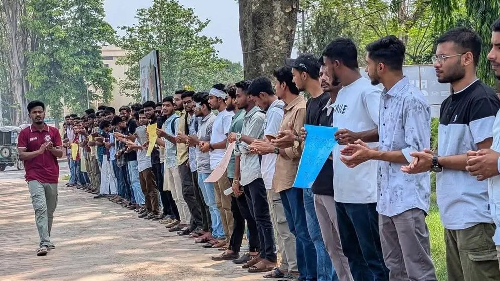 রাবিতে শিক্ষার্থীকে ছুরিকাঘাতের প্রতিবাদে বিক্ষোভ, ছাত্রদল নেতার শাস্তির দাবি