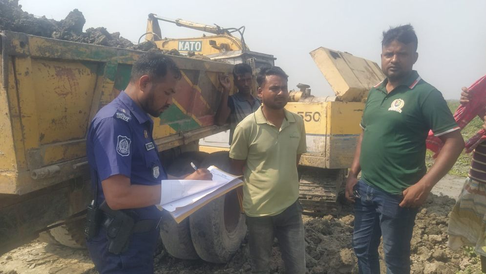 অবৈধভাবে ফসলি জমির মাটি কাটার অভিযোগে আটক ৩