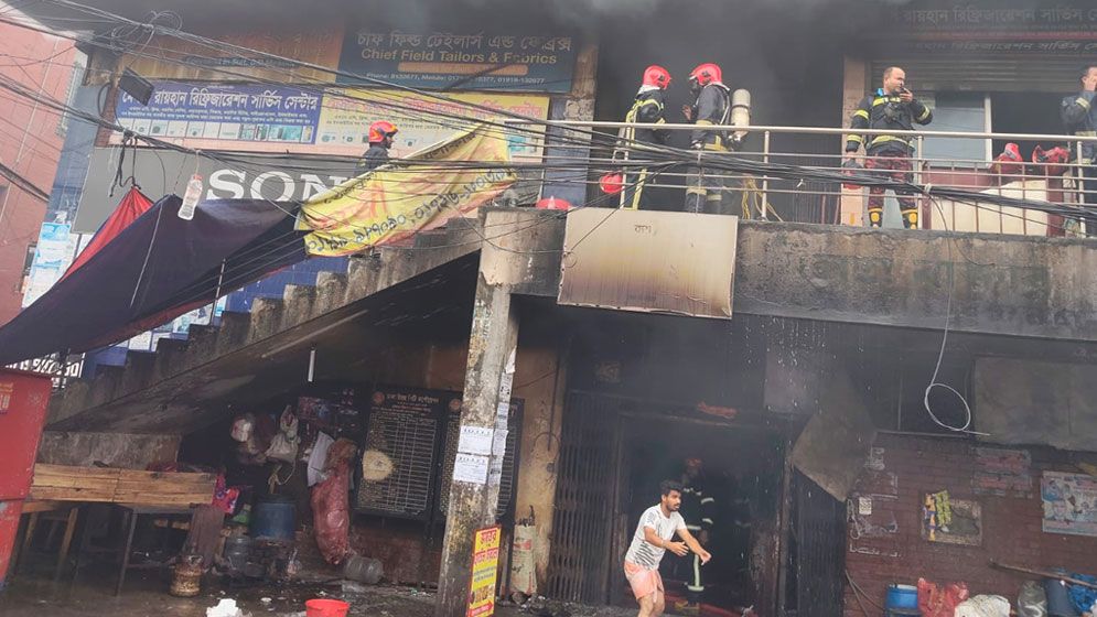 বিজয় সরণির কলমিলতা বাজারের আগুন নিয়ন্ত্রণে 