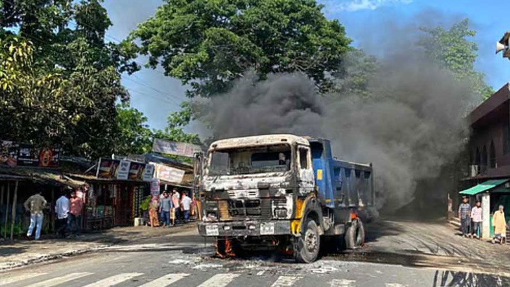 সড়কে ঝরলো ব্যবসায়ীর প্রাণ, ডাম্প ট্রাক পোড়ালো জনতা 