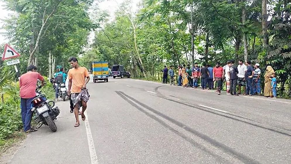 বাসচাপায় প্রাণ গেল দাদি-নাতনির