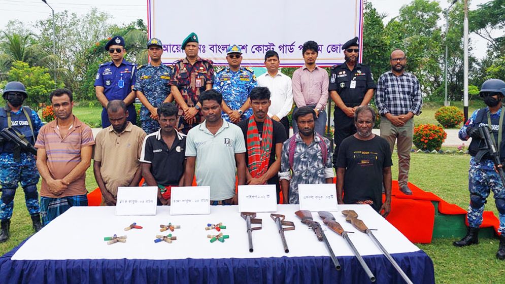 সুন্দরবনের ‘সুমন বাহিনী’র সাত দস্যুর আত্মসমর্পণ