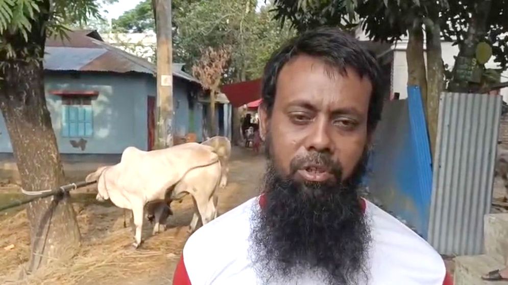 অস্ত্রের মুখে ব্যবসায়ীর গরু লুট, আতঙ্কে খামারিরা