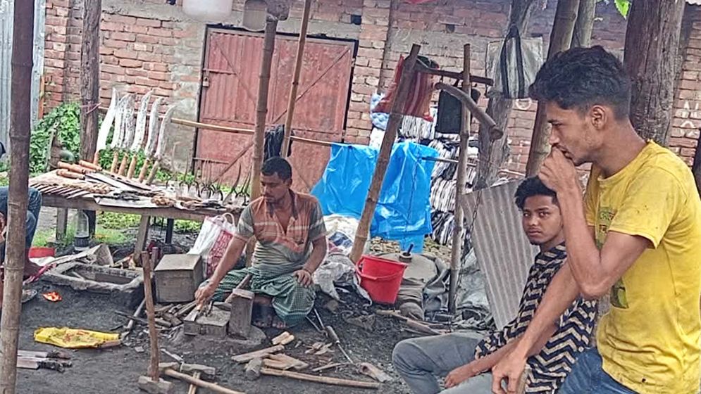 ঈদে বাড়ছে ছুরি-দার চাহিদা, কাঁচামালের দামে দুশ্চিন্তায় কারিগররা
