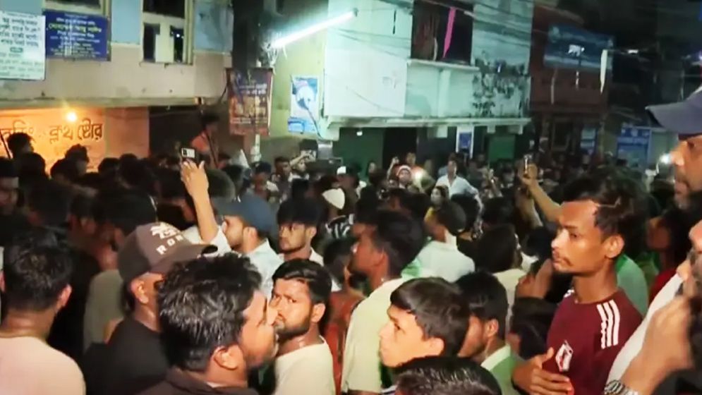 চট্টগ্রামে শিশু ধর্ষণের অভিযোগে যুবক অবরুদ্ধ, এলাকায় উত্তেজনা 