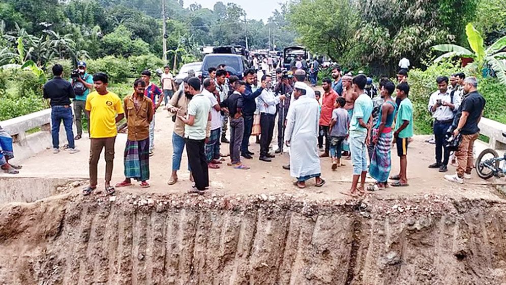ক্যাম্পে হামলার ঘটনায় মামলা