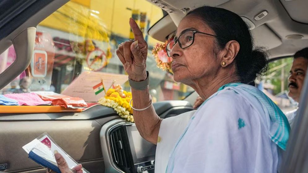 মমতা পদত্যাগ না করলে কী ঘটতে পারে পশ্চিমবঙ্গে?
