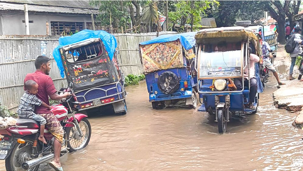 পৌর সড়কে হাঁটু পানি, দুর্ভোগে শিক্ষার্থী-পথচারী