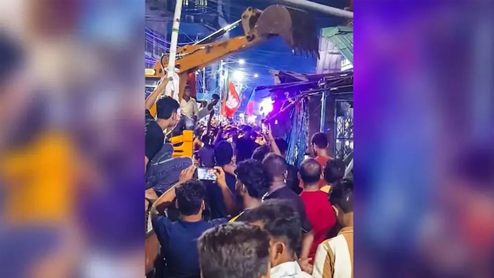 কলকাতায় তৃণমূলের অফিস গুঁড়িয়ে দিল বিজেপি