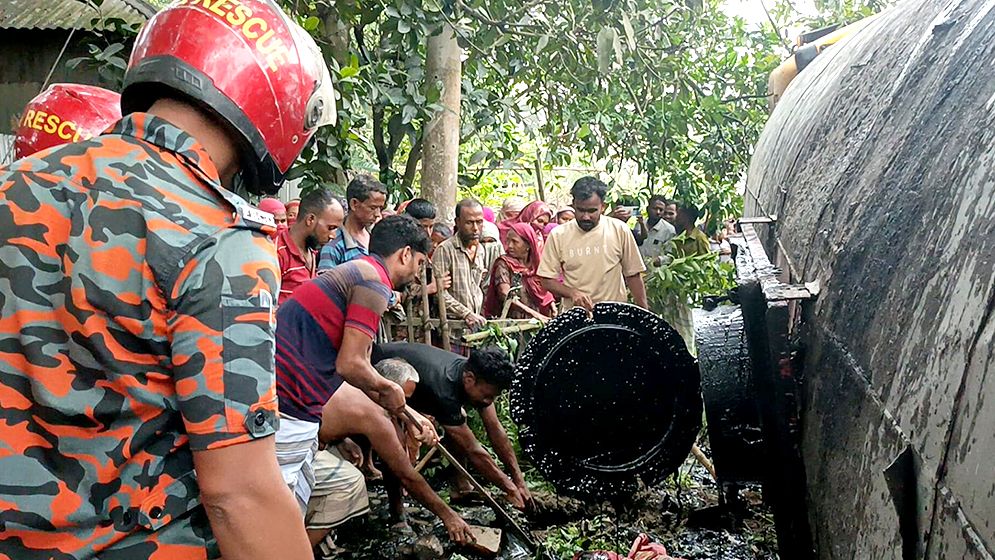 নিয়ন্ত্রণ হারিয়ে উল্টে গেল বিটুমিনবাহী ট্রাক, প্রাণ গেল পথচারীর