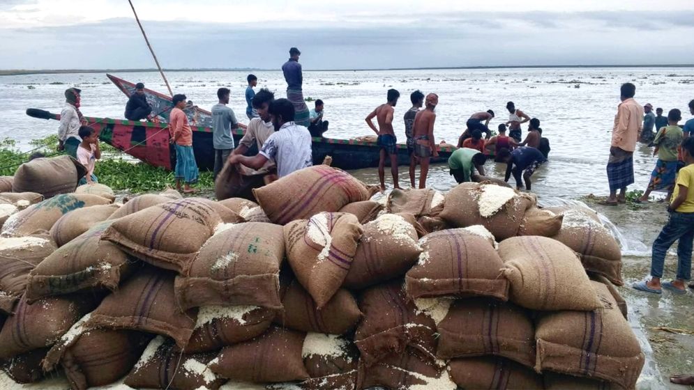 মাঝনদীতে ডুবে গেল ৪৬৭ বস্তা ভিজিএফের চালসহ ২ নৌকা