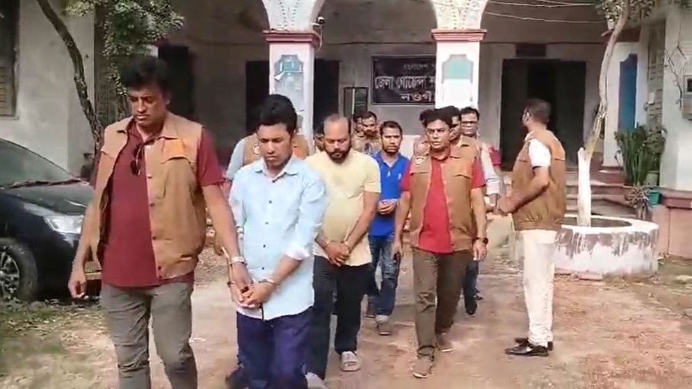 আদালতের নথি চুরি, ডিবির অভিযানে কর্মচারীসহ গ্রেপ্তার ৪