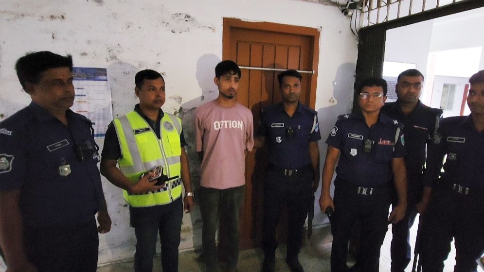 ঘুমন্ত স্ত্রীকে কুপিয়ে হত্যার অভিযোগ, স্বামী আটক